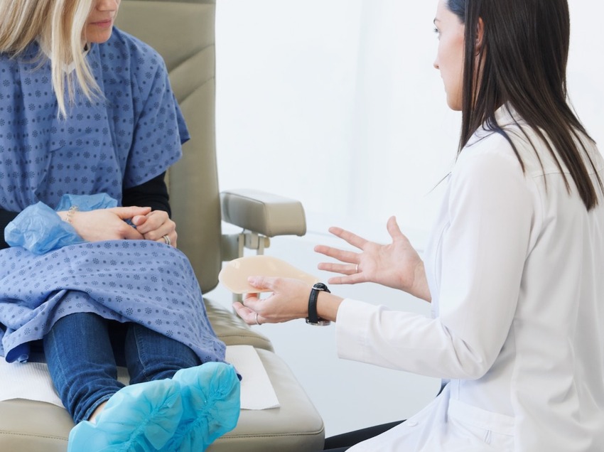 Docteur qui montre une orthèse